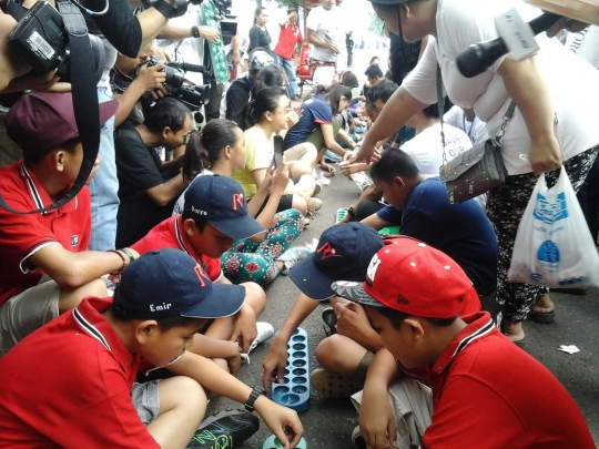 Senangnya anak-anak bermain gasing dan congkak di Car Free Day
