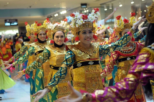 Aksi wanita cantik unjuk kebolehan dalam Indonesia Menari 2014