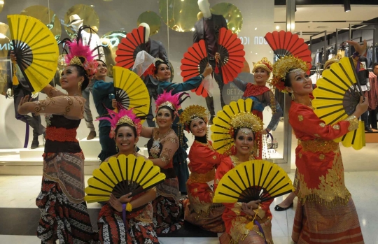 Aksi wanita cantik unjuk kebolehan dalam Indonesia Menari 2014