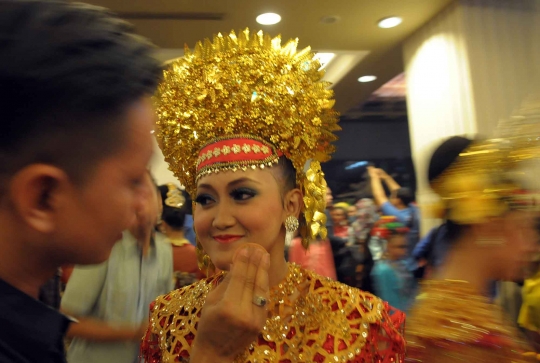 Aksi wanita cantik unjuk kebolehan dalam Indonesia Menari 2014