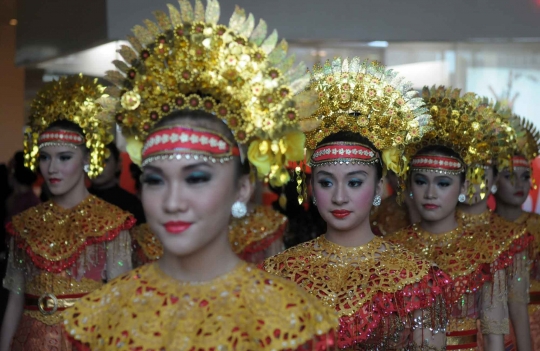 Aksi wanita cantik unjuk kebolehan dalam Indonesia Menari 2014