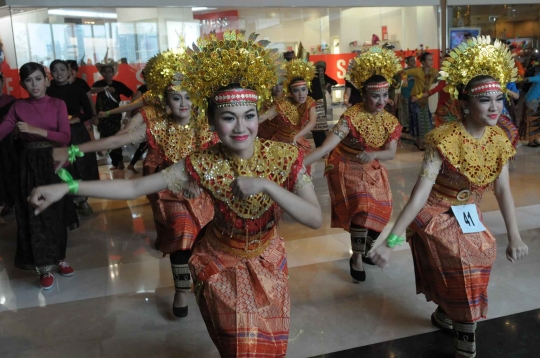 Aksi wanita cantik unjuk kebolehan dalam Indonesia Menari 2014