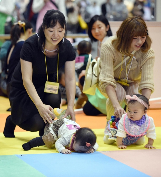 Tingkah lucu bayi imut di Jepang ikut balapan merangkak