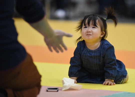 Tingkah lucu bayi imut di Jepang ikut balapan merangkak