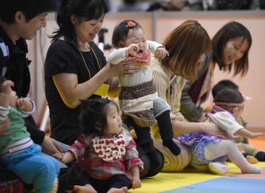 Tingkah lucu bayi imut di Jepang ikut balapan merangkak