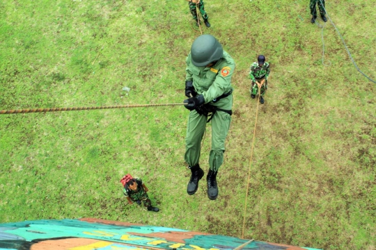 Ekspresi anggota Linmas saat dilatih pasukan komando TNI AU