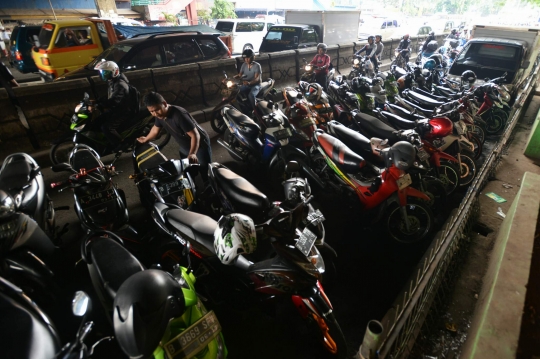 Bikin macet, parkir liar di Pasar Cipulir tak kunjung ditindak