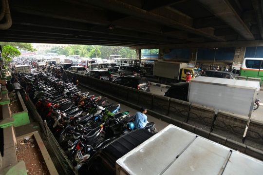 Bikin macet, parkir liar di Pasar Cipulir tak kunjung ditindak