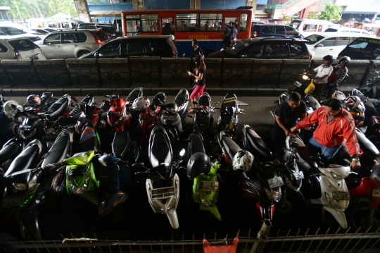 Bikin macet, parkir liar di Pasar Cipulir tak kunjung ditindak