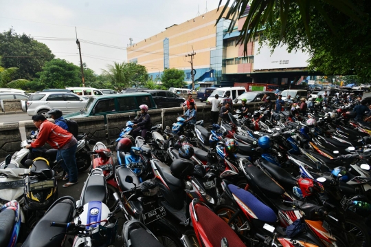 Bikin macet, parkir liar di Pasar Cipulir tak kunjung ditindak