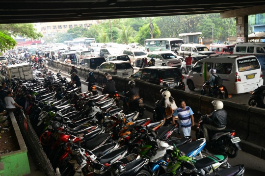 Bikin macet, parkir liar di Pasar Cipulir tak kunjung ditindak