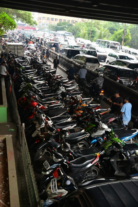 Bikin macet, parkir liar di Pasar Cipulir tak kunjung ditindak