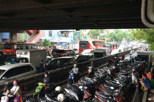 Bikin macet, parkir liar di Pasar Cipulir tak kunjung ditindak