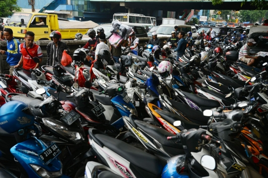 Bikin macet, parkir liar di Pasar Cipulir tak kunjung ditindak