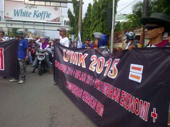 Protes UMK 2015, ribuan buruh bikin lalu lintas Semarang lumpuh