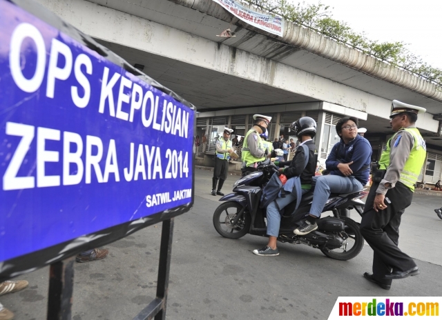 Foto Tekan pelanggaran lalu  lintas  polisi gelar Operasi 