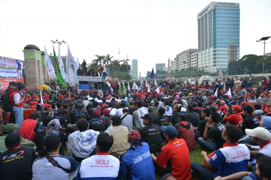 Ratusan buruh tuntut upah layak dan tolak BBM naik di Gedung DPR