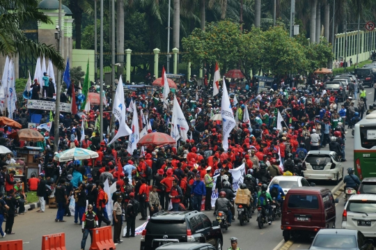 Ratusan buruh tuntut upah layak dan tolak BBM naik di Gedung DPR