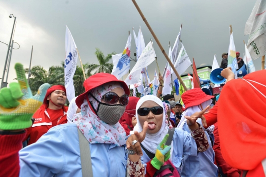 Ratusan buruh tuntut upah layak dan tolak BBM naik di Gedung DPR