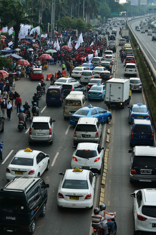 Imbas demo buruh, lalu lintas di depan Gedung DPR tersendat