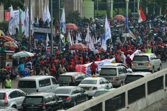 Imbas demo buruh, lalu lintas di depan Gedung DPR tersendat