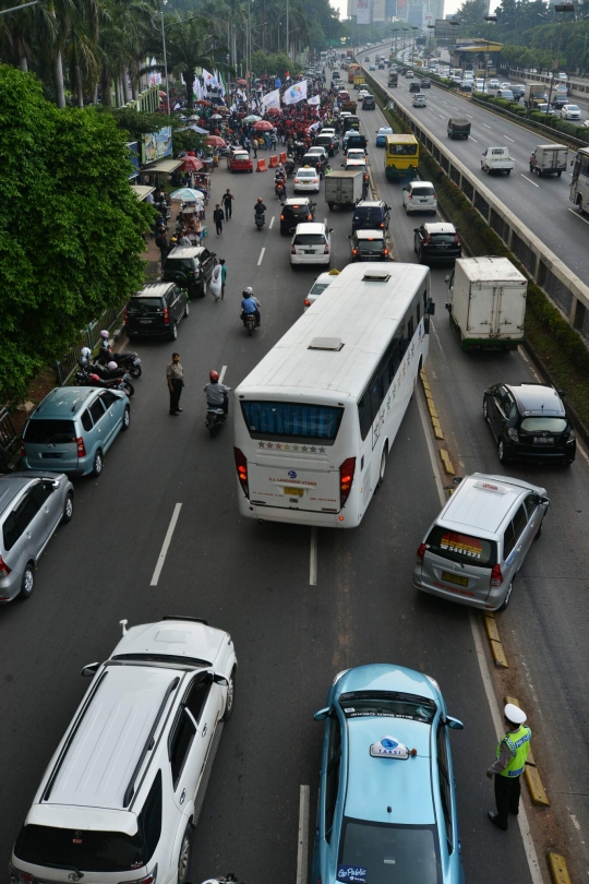 Imbas demo buruh, lalu lintas di depan Gedung DPR tersendat