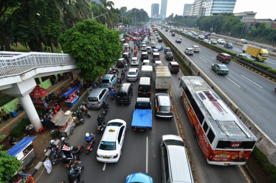 Imbas demo buruh, lalu lintas di depan Gedung DPR tersendat