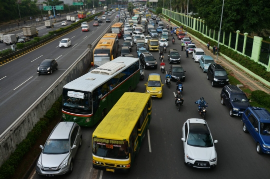 Imbas demo buruh, lalu lintas di depan Gedung DPR tersendat