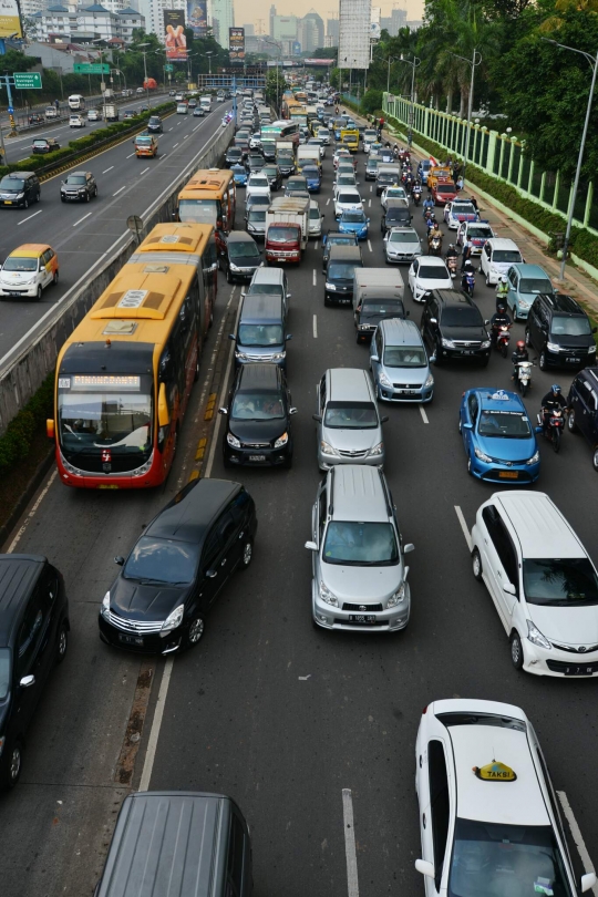 Imbas demo buruh, lalu lintas di depan Gedung DPR tersendat