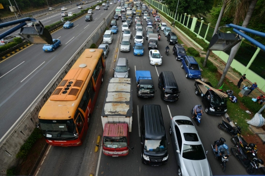 Imbas demo buruh, lalu lintas di depan Gedung DPR tersendat