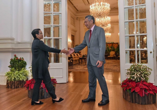 Keakraban Menlu Retno saat bertemu PM Singapura Lee Hsien Loong