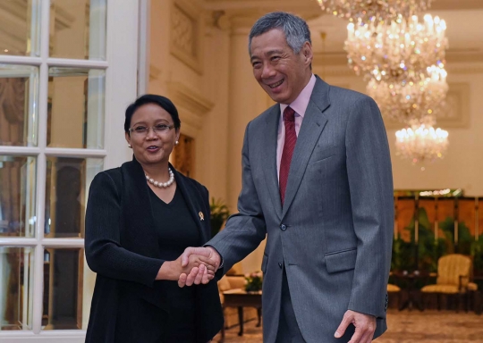 Keakraban Menlu Retno saat bertemu PM Singapura Lee Hsien Loong