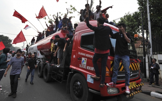 Protes BBM naik, buruh & mahasiswa nekat sandera truk Pertamina