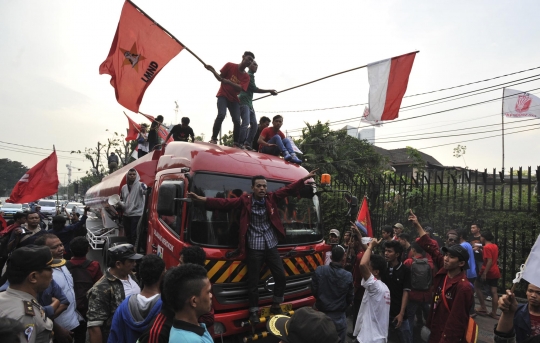 Protes BBM naik, buruh & mahasiswa nekat sandera truk Pertamina