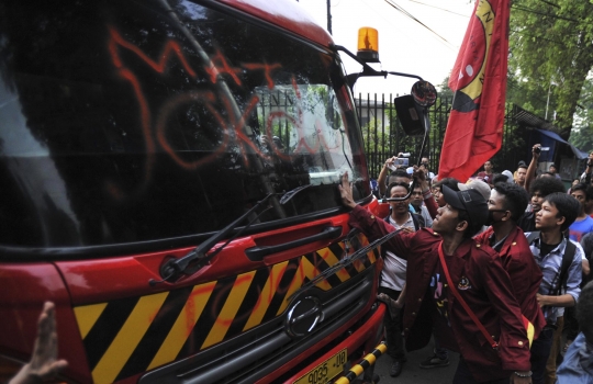 Protes BBM naik, buruh & mahasiswa nekat sandera truk Pertamina