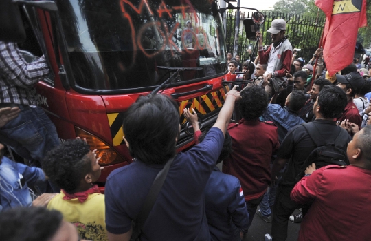 Protes BBM naik, buruh & mahasiswa nekat sandera truk Pertamina