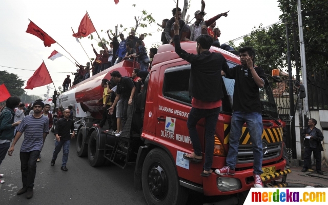 Foto Protes BBM naik buruh mahasiswa nekat sandera 