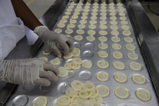 Menengok pabrik pembuatan kondom di Brasil