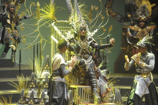 Warna-warni kostum ekstrem meriahkan Jember Fashion Carnaval