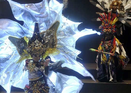 Warna-warni kostum ekstrem meriahkan Jember Fashion Carnaval