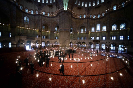 Paus Fransiskus mampir ke Masjid Biru di Istanbul