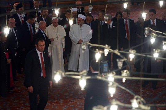 Paus Fransiskus mampir ke Masjid Biru di Istanbul