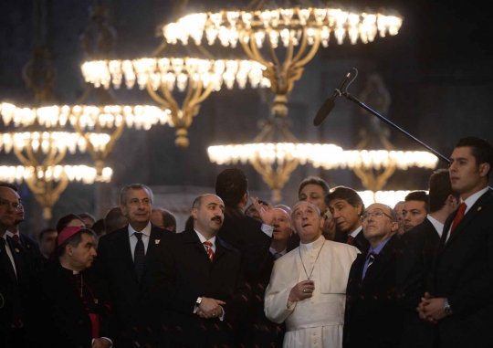 Paus Fransiskus mampir ke Masjid Biru di Istanbul