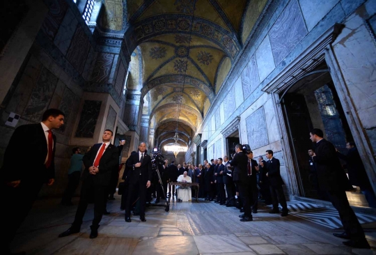 Paus Fransiskus mampir ke Masjid Biru di Istanbul