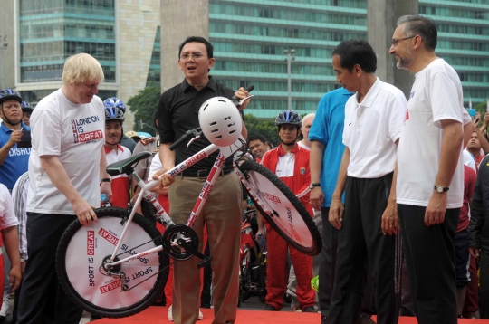Usai penyerahan sepeda, Walkot London gowes bareng Jokowi & Ahok
