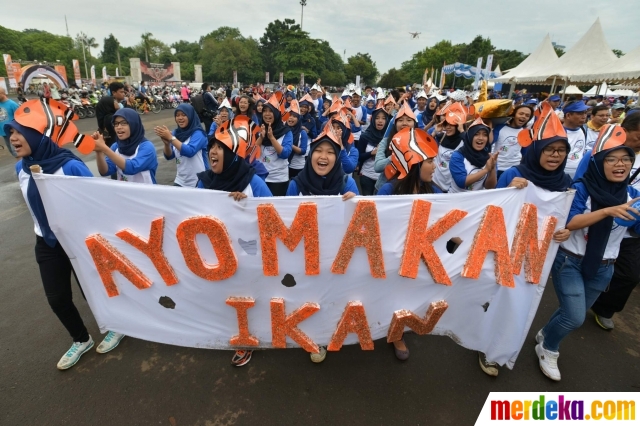 Foto : Serunya menangkap ikan lele dalam peringatan 