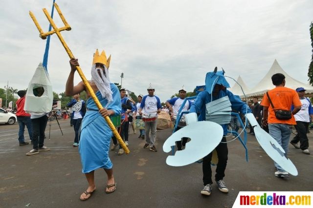 Foto : Serunya menangkap ikan lele dalam peringatan 