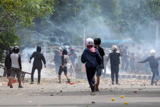 Suasana mencekam saat tawuran antar-warga di Manggarai pecah
