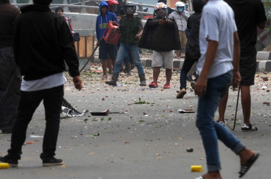 Suasana mencekam saat tawuran antar-warga di Manggarai pecah