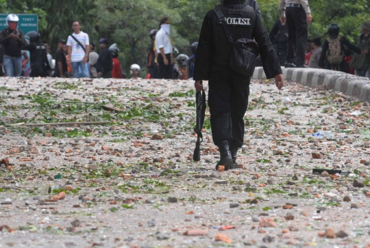 Suasana mencekam saat tawuran antar-warga di Manggarai pecah